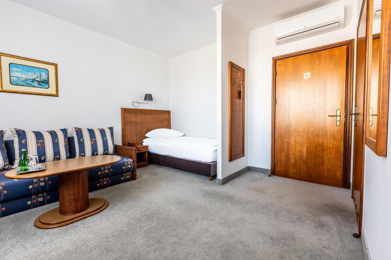 Hotel Pod Zlota Roza Kielce Exteriör bild